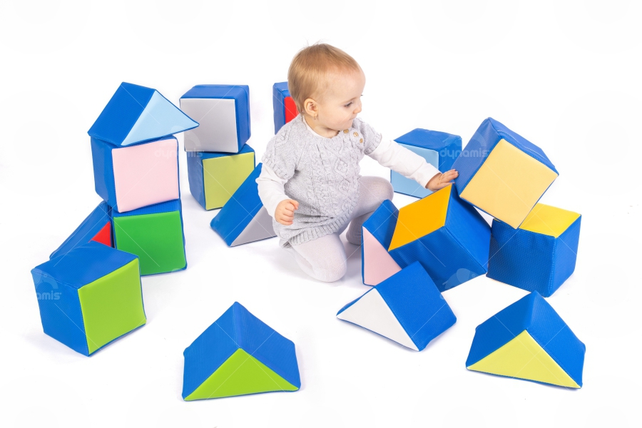 CUBES 15 CM AND TRIANGLES (2)